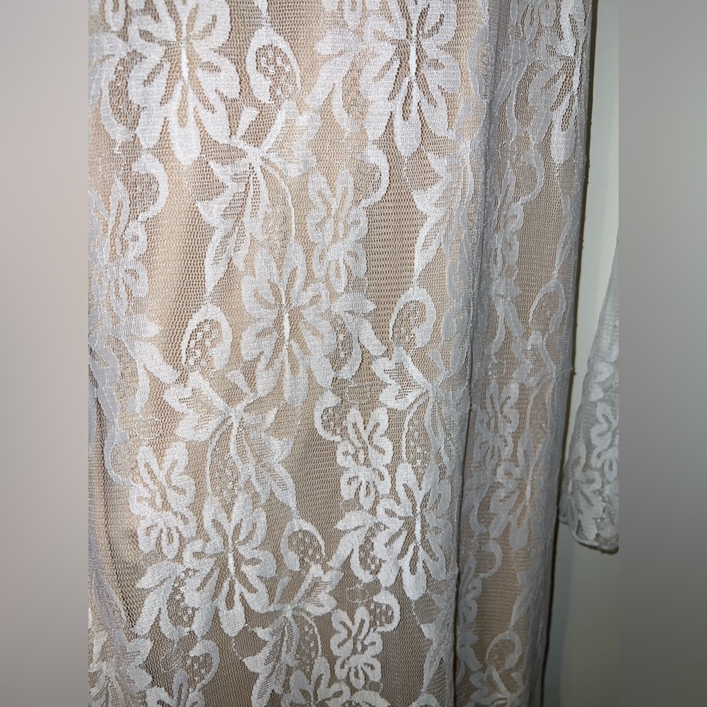 Elegant White Lace Dress - Picture 4 of 4